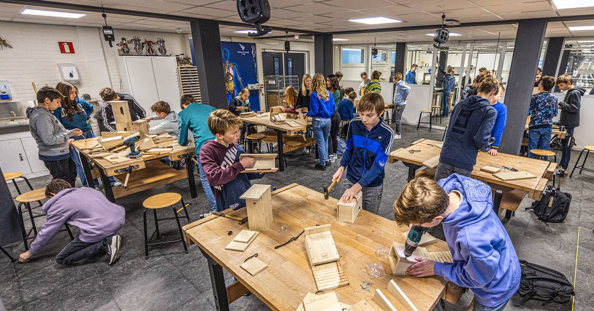 Leerlingen Thomas a Kempis College timmeren