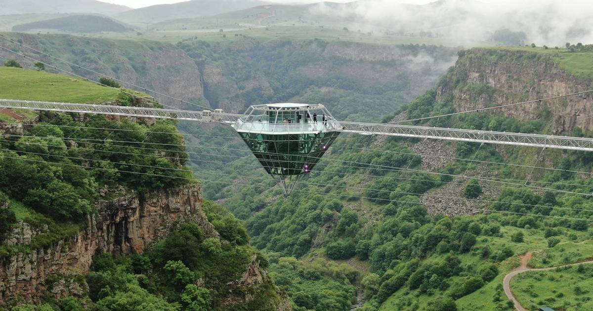 This diamond-shaped cafe is not for those with a fear of heights |  Instagram HLN