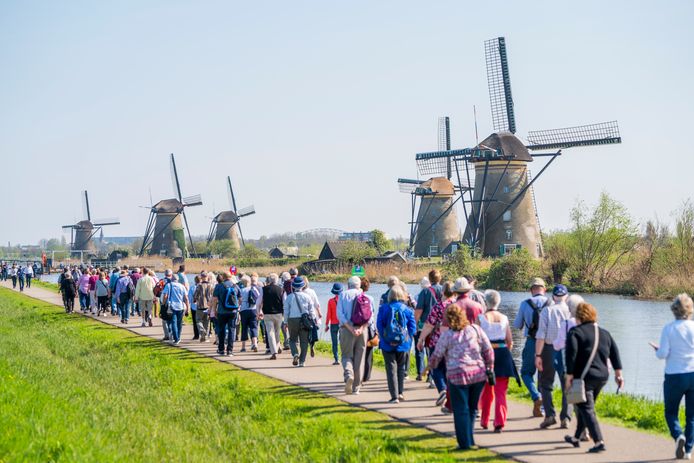 Toerisme bij de molens van Kinderdijk. Tijdsbeeld april 2018.