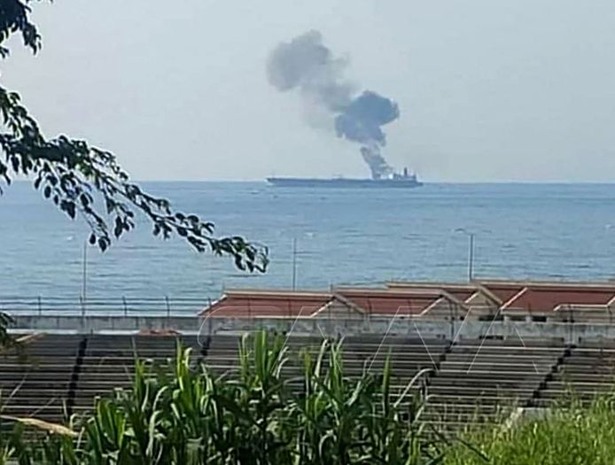 De tanker werd geraakt door twee raketten