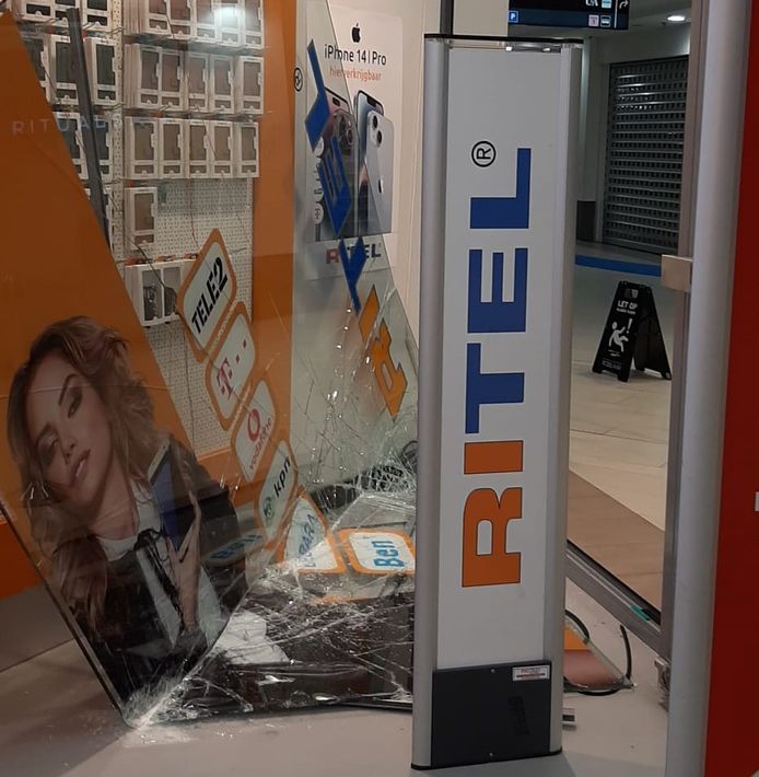 De ruiten van de winkel werden ingegooid.