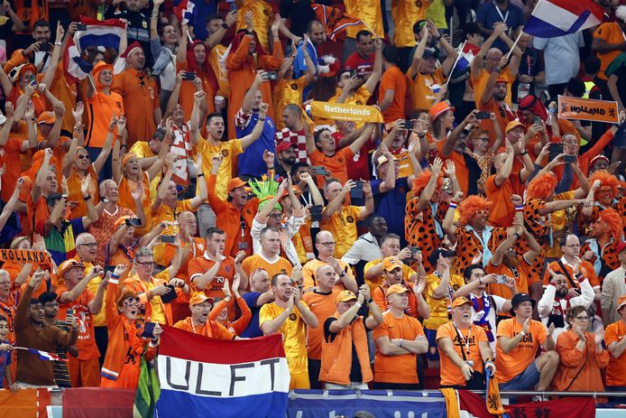 Nederlandse supporters op de tribune in Qatar.