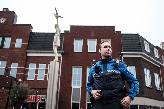 Foto ter illustratie: De Duivense Boa Bas van Rooijen is al maanden uitgerust met een bodycam.