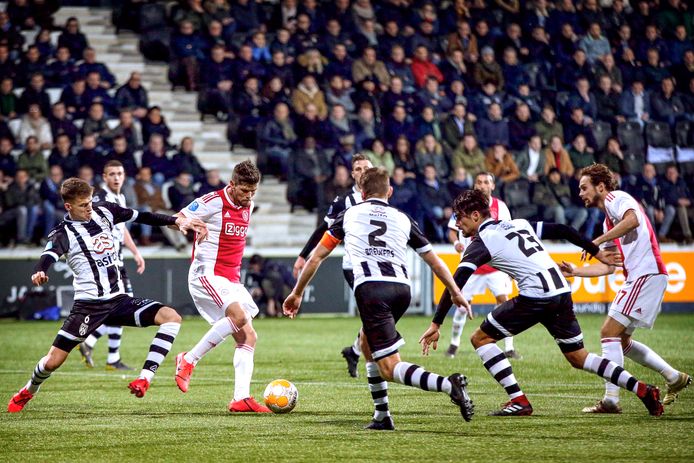 Klaas-Jan Huntelaar is namens Ajax ingesloten tegen Heracles.