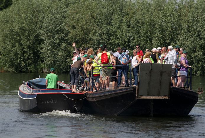 Tijdens de Binnenmaas Wandeltocht wordt er niet alleen gelopen. Soms moet er ook een water gepasseerd worden.