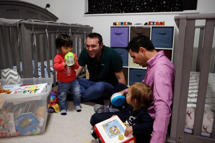 De kleine Ethan, papa 's Andrew en Elad, en de kleine Aiden samen op hun appartement in LA.