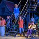 ‘De Vergeten Twentse Lente’ is soepel theaterspektakel, maar bezwijkt haast onder alle verhaallijnen ★★★☆☆