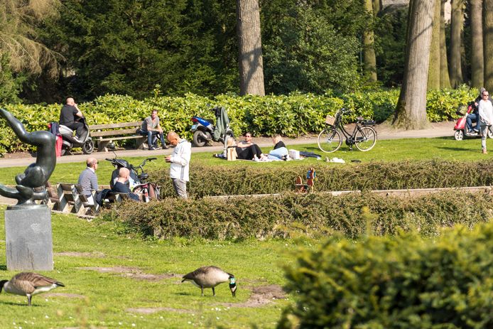 Ontspanning op vrije zaterdag in Coronatijd, in het Stadswandelpark, ondanks enige drukte.