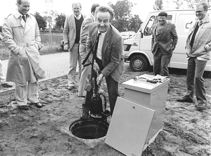 Geert van der Aa in oktober 1984. Als wethouder van Den Dungen laat hij de waterpomp in de put zakken.