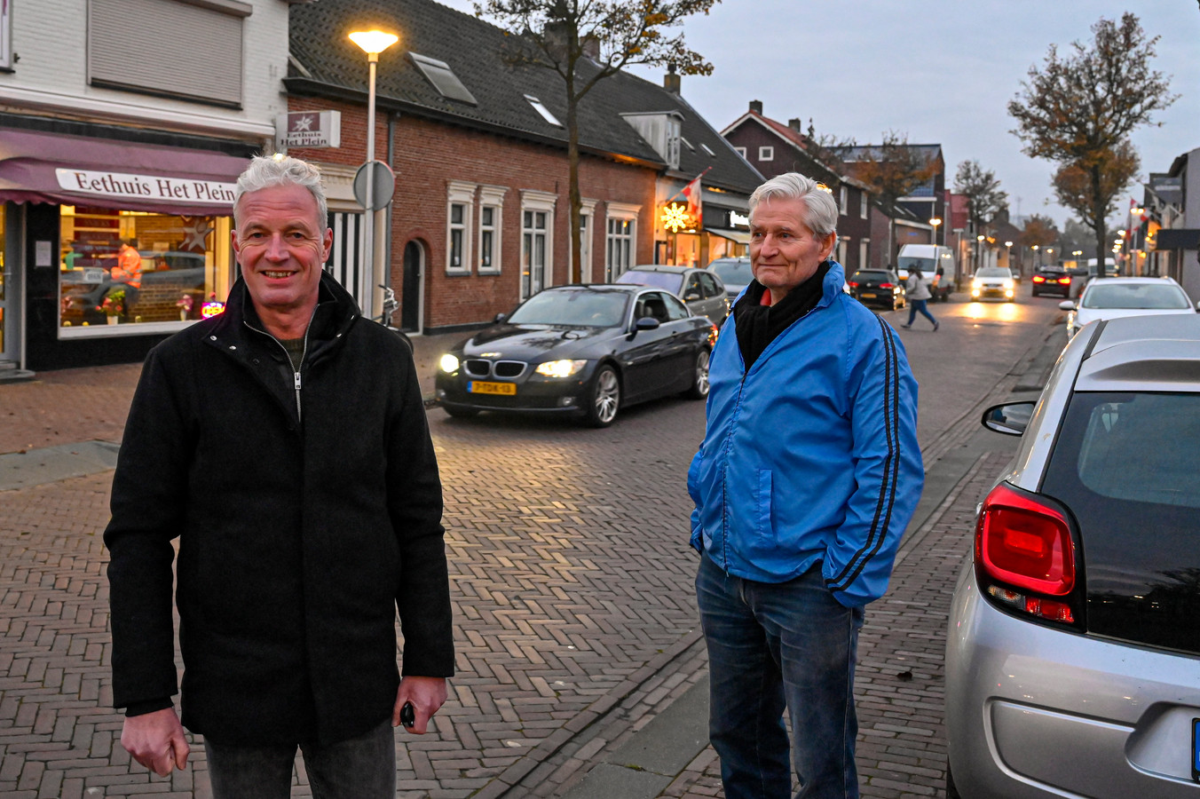 Mark van Diemen en Hans Maathuis in de nog altijd drukke St. Janstraat.