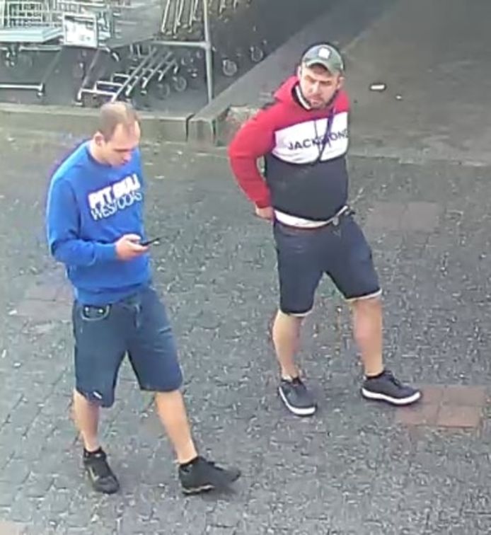 De politie heeft deze foto van de daders gedeeld.