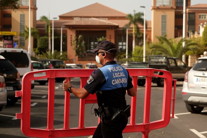 Een Spaanse agent sluit de toegang tot het hotel op Tenerife af.