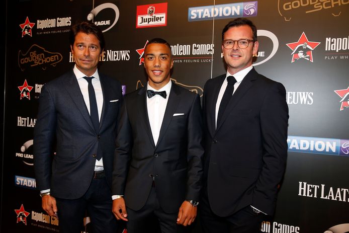 Christophe Henrotay (L) in 2015 naast Youri Tielemans op het gala van de Gouden Schoen.
