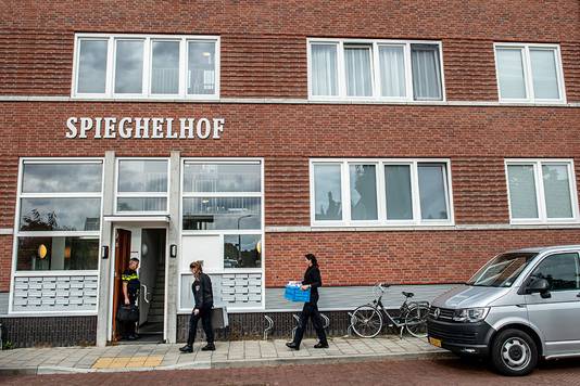 Recherche doet onderzoek bij de woning aan de Spieghelhof in Nijmegen waar zaterdag twee doden zijn gevonden