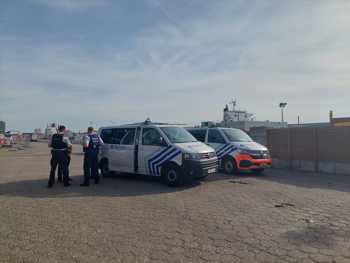 De lokale politie van Gent en de Scheepvaartpolitie kwamen tussenbeide.