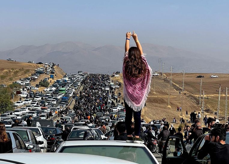 Duizenden mensen zijn op weg naar de Aichi begraafplaats in Saqez, Mahsa Amini's woonplaats. De optocht is ter nagedachtenis aan Amini's dood, na arrestatie door de Iraanse zedenpolitie. Beeld AFP / UCG IMAGE
