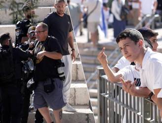 KIJK. Bespuugd en geprovoceerd: ultranationalistische Israëliërs vallen journalisten aan tijdens vlaggenmars in Jeruzalem