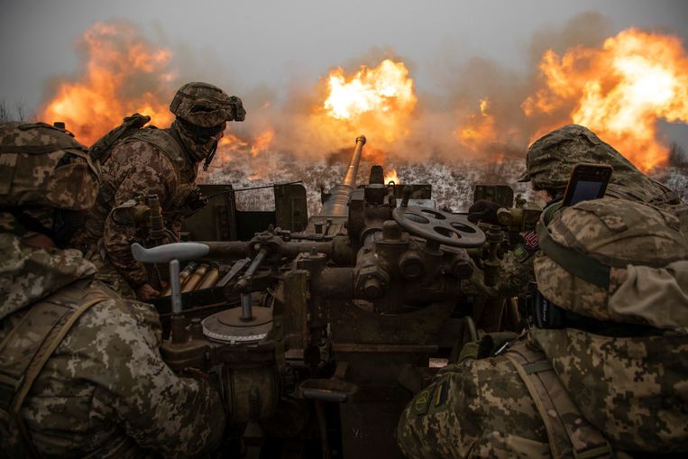 Oekraïense militairen aan het front bij Bachmoet, midden januari. Beeld Reuters
