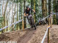 Lars van Ark uit Hoenderloo wint MTB-klassieker in Berlicum: ‘Ik vermaak me wel in de modder’