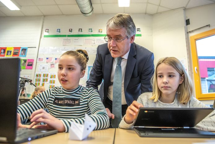 Onderwijsminister Arie Slob in zijn stad Zwolle op bezoek bij basisschool De Schatgraver. De leerkrachten staken niet, maar hebben geïnteresseerden in een baan in het onderwijs opgeroepen een dagje mee te lopen in de klas.