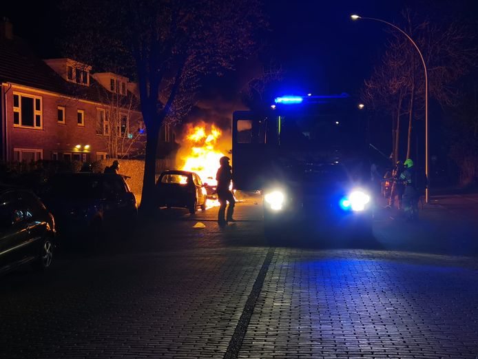 Een Mercedes is uitgebrand aan de Van Uvenweg in Wageningen.