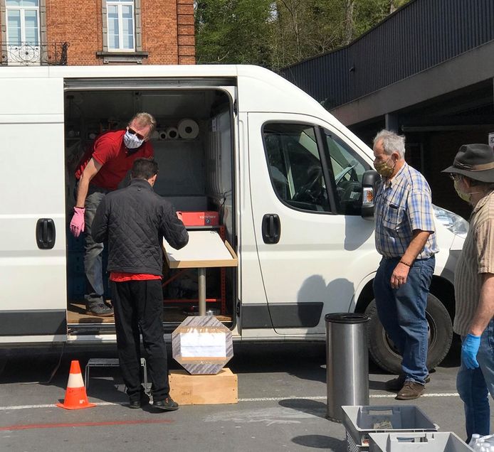 François de Brigode et Yves Losseau ont distribué des repas aux démunis de Charleroi