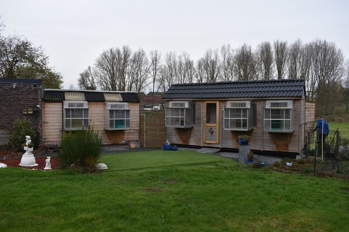 Ook in het duivenhok rechts drongen de dieven binnen, maar dat was leeg.