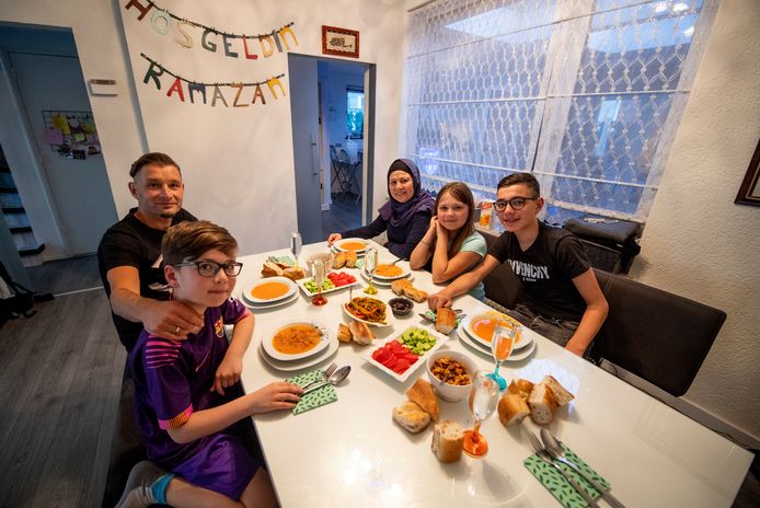 Zaterdagavond, even na half tien, zit de ramadan erop. Ook voor de familie Kandemir uit Hengelo. Van links naar rechts: vader Erkan, Basir, moeder Özlem, Elanur en Tugay.
