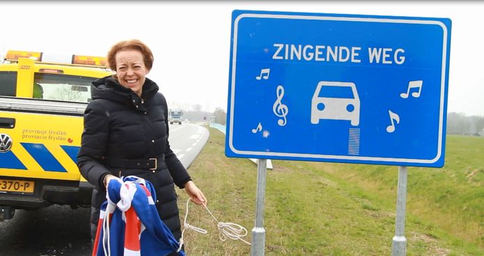 Gedeputeerde Sietske Poepjes bij de opening van de N357.