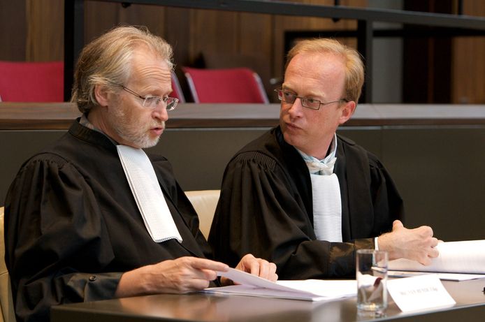 Filip Van Hende en Jan Leysen (R) verdedigen de familie van Stijn Saelens.