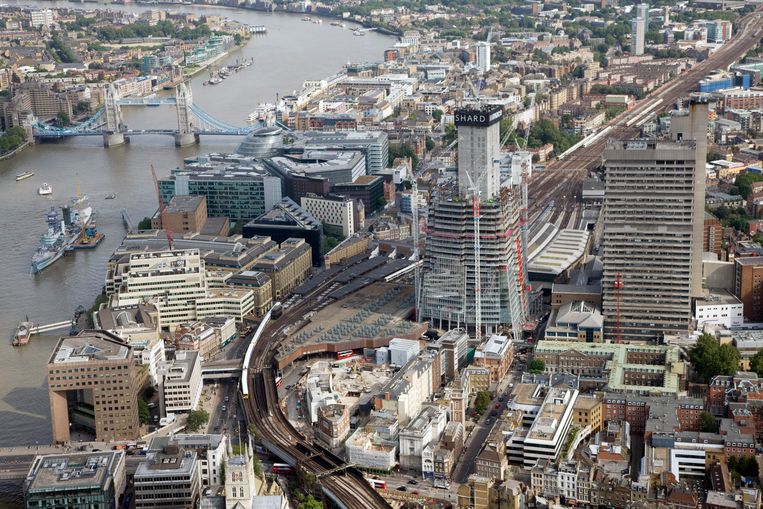 Londense 'spoorspaghetti’ rond The Shard in aanbouw.  Beeld Getty Images