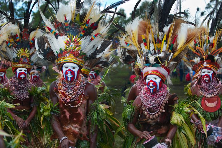 Traditionele dansers en zangers op de Hagen Show, een festival in Papoea-Nieuw-Guinea.  Beeld Universal Images Group via Getty