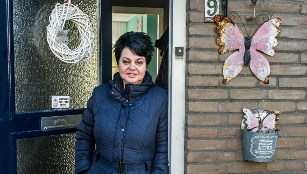 Karin Welgraven, op de drempel van haar huis. Beeld Koen Verheijden