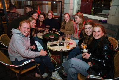 “Het plan? Muchos pintos!”: Studenten op Leuvense Oude Markt maken zich op voor een bevrijdingsfeestje
