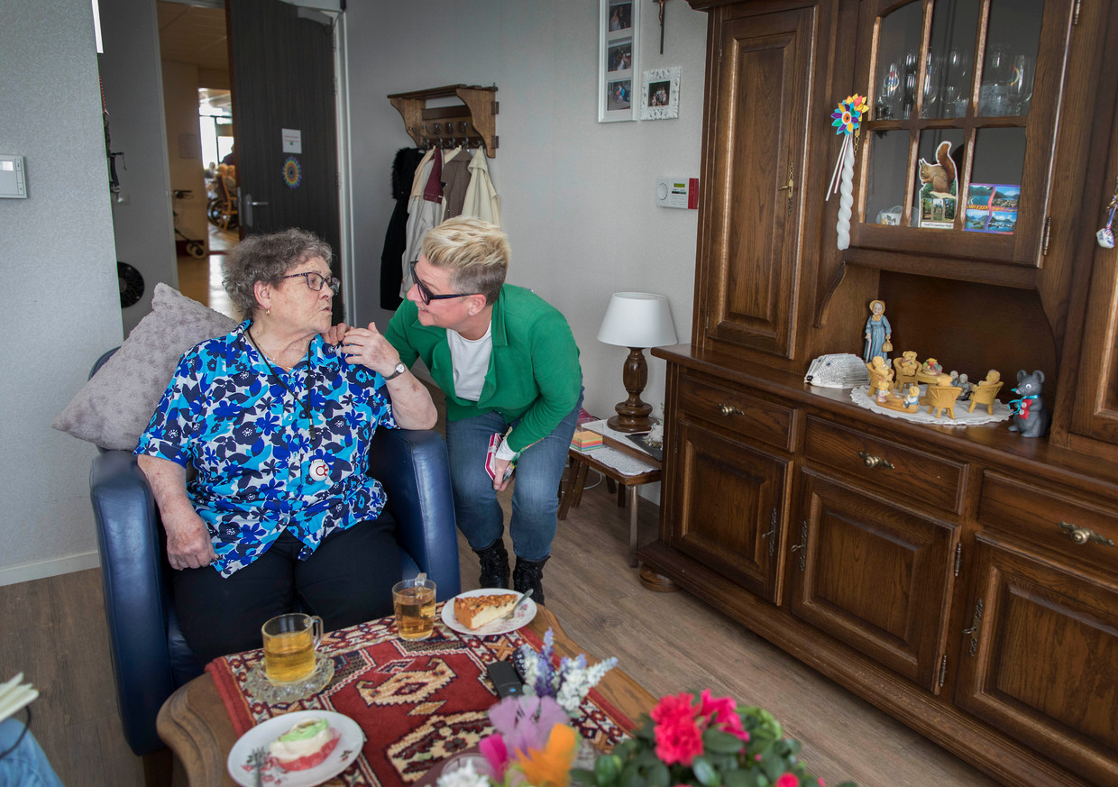 Zorgmanager Monique Prooy en mevrouw Bergmans. 'Als we niet willen, hoeven we hier niets te doen. Alleen betalen', zegt die laatste. Beeld 