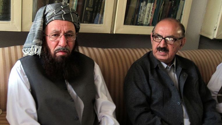 Sami-ul-Haq (links) een lid van de TTP en geestelijke praat met regeringsadviseur Irfan Siddiqui. Beeld afp
