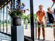 Wethouder Fons d’Haens (links) en rector-bestuurder Maarten de Veth openen de dierenhouderij van het Pius-X College op de Groene Long in Bladel.