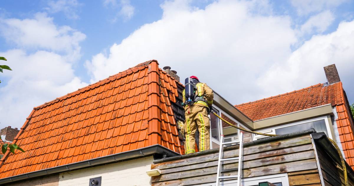 Man blust beginnende brand op zijn dak in Eindhoven met tuinslang.