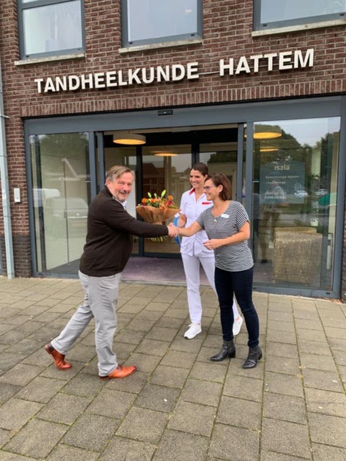 Arnout Korteweg van Alzheimer Oost Veluwe overhandigt het certificaat ‘Dementie Vriendelijke praktijk’ aan Ingrid Boeve.