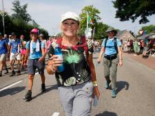 Metersdikke rijen; het publiek is een grote steun voor de wandelaars tijdens de Vierdaagse