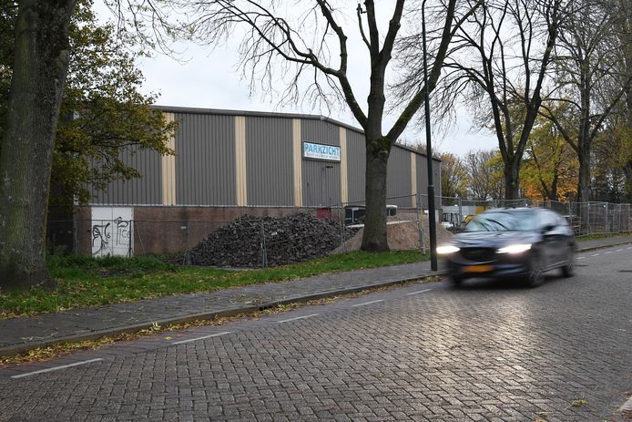 RAAMSDONKSVEER Vanaf het terrein van de verouderde sporthal Parkzicht in Raamsdonksveer kunnen vandalen zowat ongestoord op het sportcomplex van RFC komen.