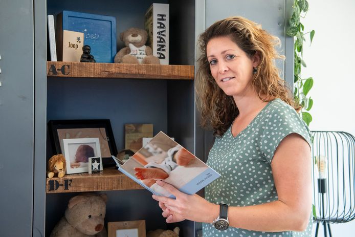 Rianne Leeuwis bij het gedenkplekje voor haar ‘stil’ geboren zoontje Joep.