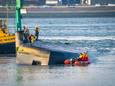 Hulpdiensten klopten op de bodem van het schip om in contact te komen met eventuele aanwezigen.
