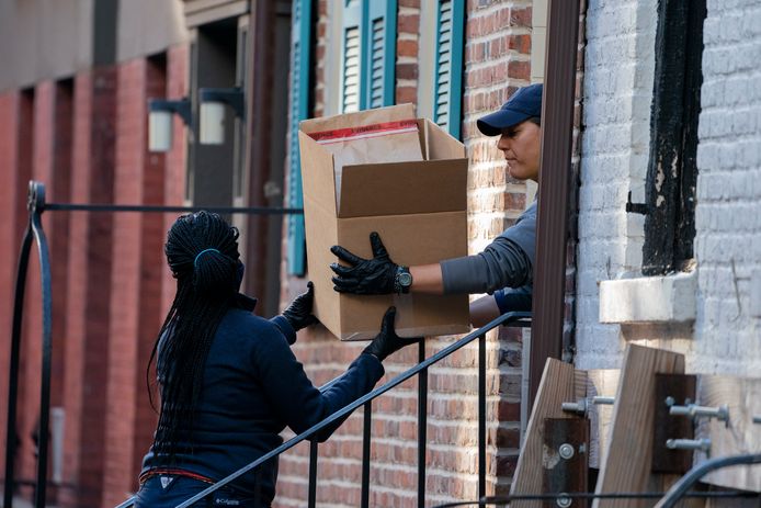 FBI-agenten dragen dozen naar buiten uit een huis van de Russische oligarch Oleg Deripaska in New York.