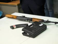 “Iedereen in de buurt wil een gangster zijn”: jongeren veroordeeld wegens bezit en vertoon van namaak-Kalasjnikov in Rabot