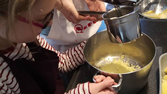 Kinderen hele dag thuis? Leer ze koken! ‘Begin met iets eenvoudigs, zoals een aardappel schillen’