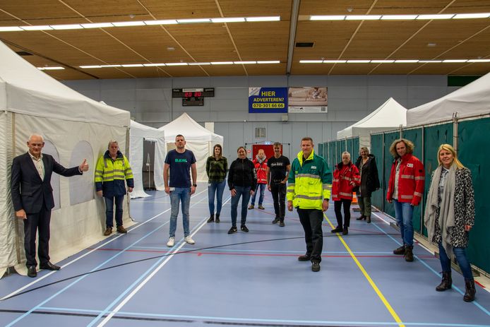 De Schiedamse burgemeester Cor Lamers (links) is trots op de ploeg die in nog geen dag tijd een coronapost in de Margriethal heeft opgezet.