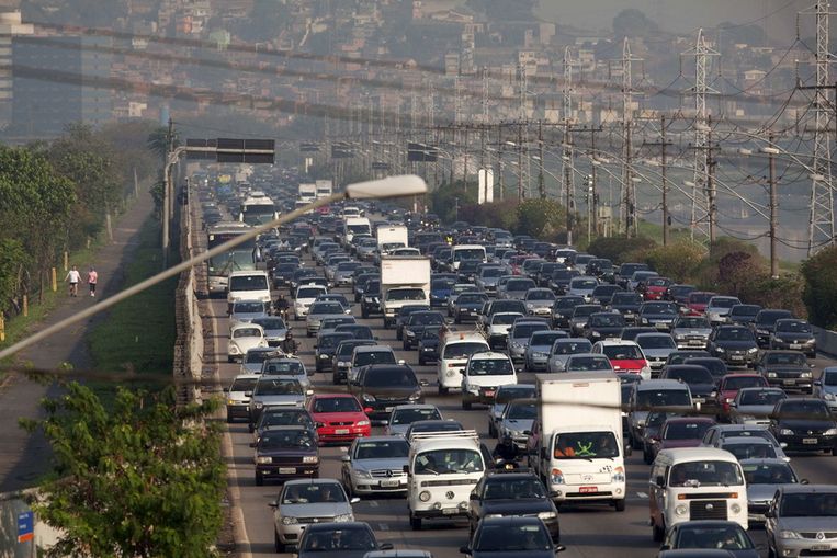 Auto-gerichte steden brengen files, vervuiling en ziekten met zich mee Beeld epa