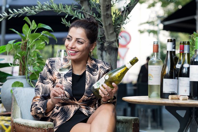 Huissommelier Sepideh proeft 15 verschillende wijnen uit de supermarkt onder 10 euro.