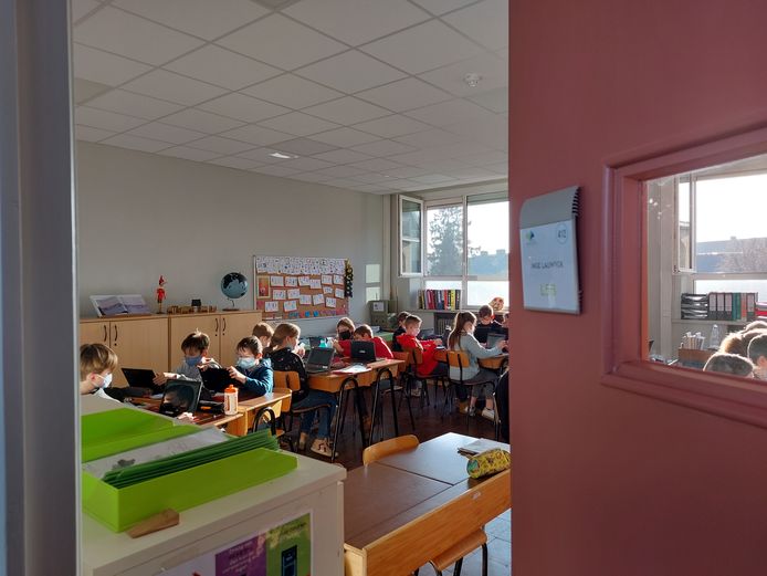 In vijf Poperingse klassen werd een luchtreiniger geplaatst, zo ook in de klas van juf Inge Lauwyck in het Sint-Franciscusinstituut.